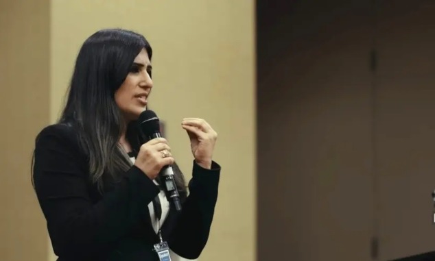 Cristã presa no Irã não nega fé, impacta policial e ele a liberta: “Me pediu uma Bíblia”